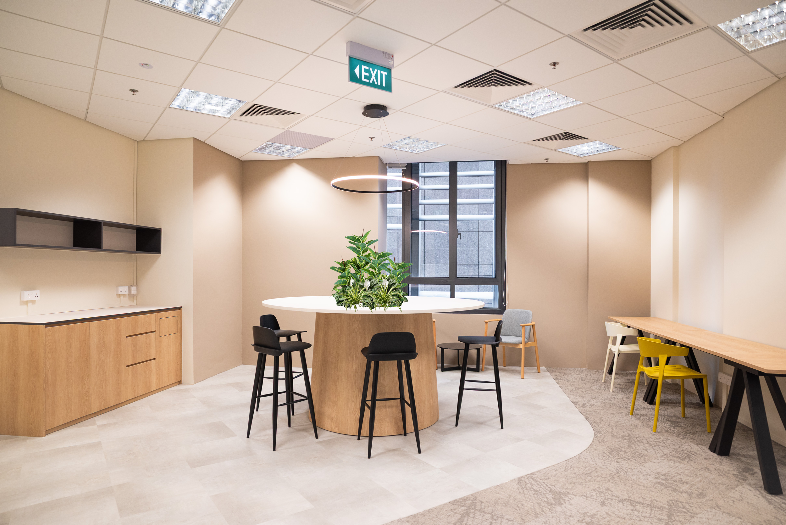 PLAZA_VENTURE_L16_PANTRY-3+(with+plant)