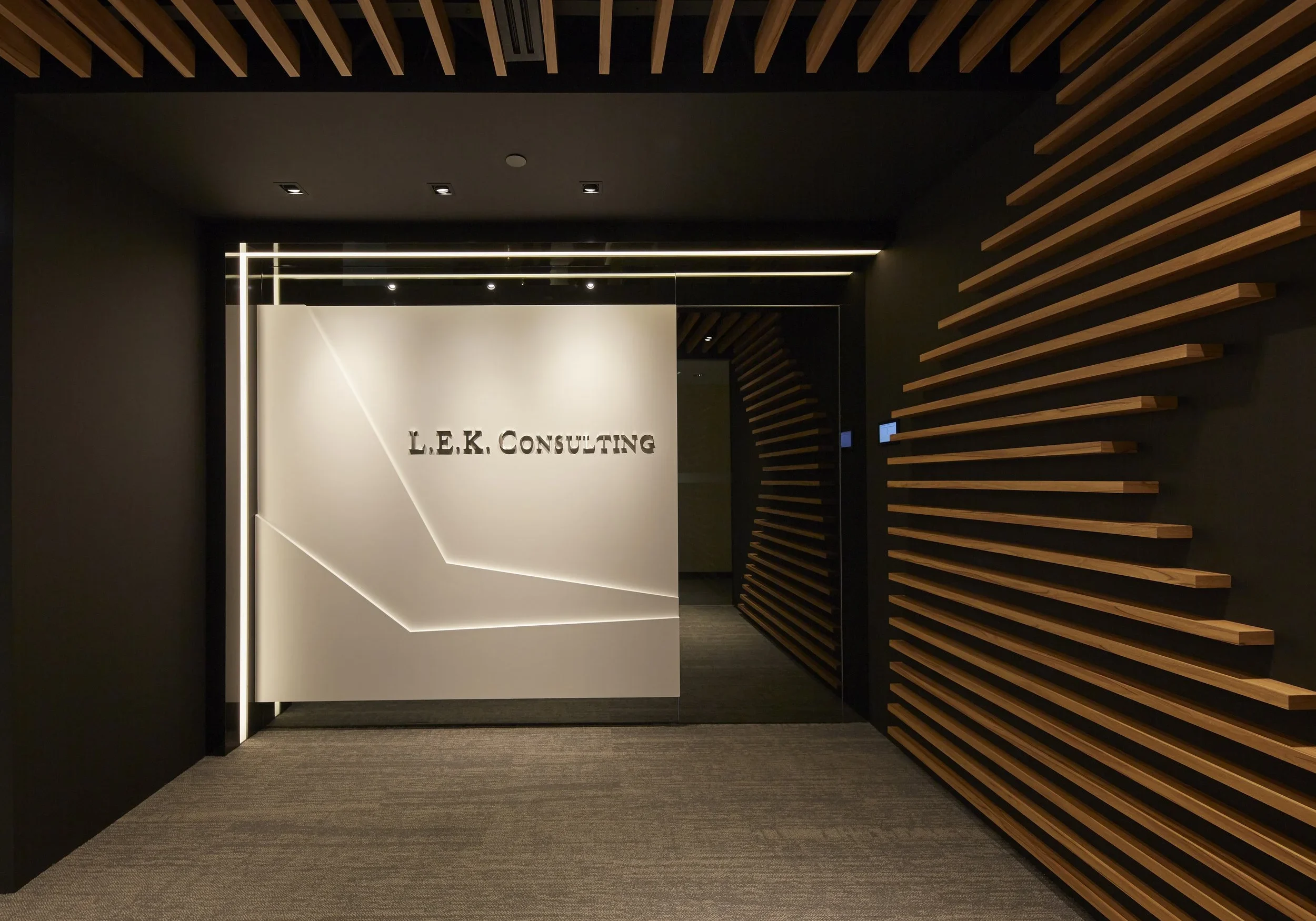 L.E.K. Consulting office interior design reception at Republic Plaza Singapore